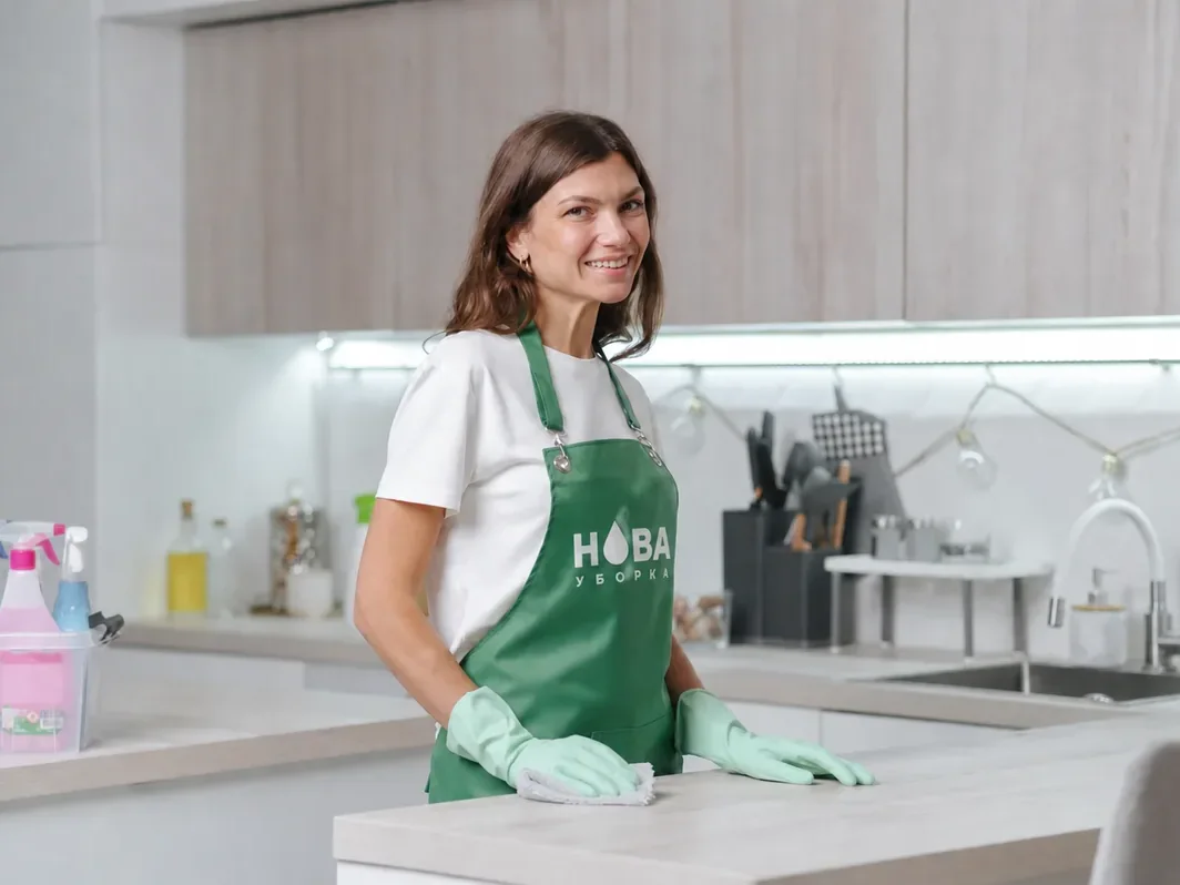Срочная уборка квартиры в Брянске — клинер НОВА за работой